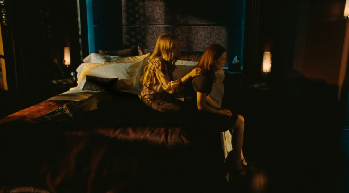 Amanda Seyfried and Julianne Moore in Chloe